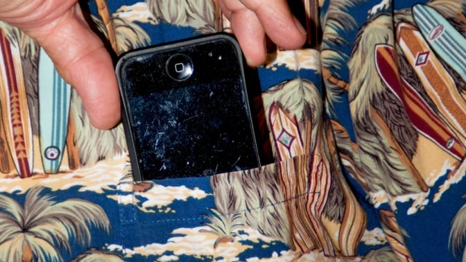 幸运飞行艇官方开奖直播 An image of a smartphone with a scratched screen.