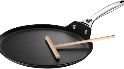 black round Le Creuset crepe pan
